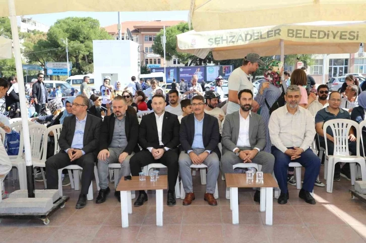 Şehzadeler Belediyesi Cumhuriyetin 100. yılına &ouml;zel bisiklet yarışması d&uuml;zenledi
