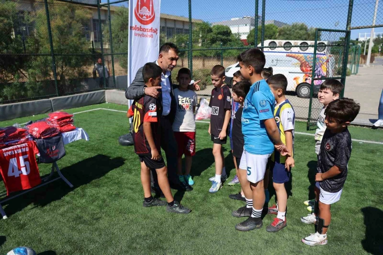 Şehzadeler&rsquo;de geleceğin yıldızları sahaya indi
