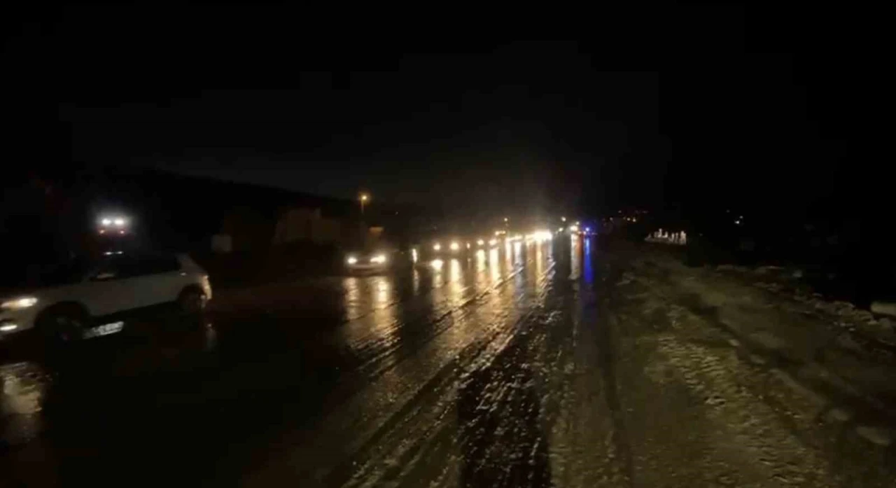 Sel nedeniyle kapanan Elazığ-Tunceli yolu trafiğe a&ccedil;ıldı
