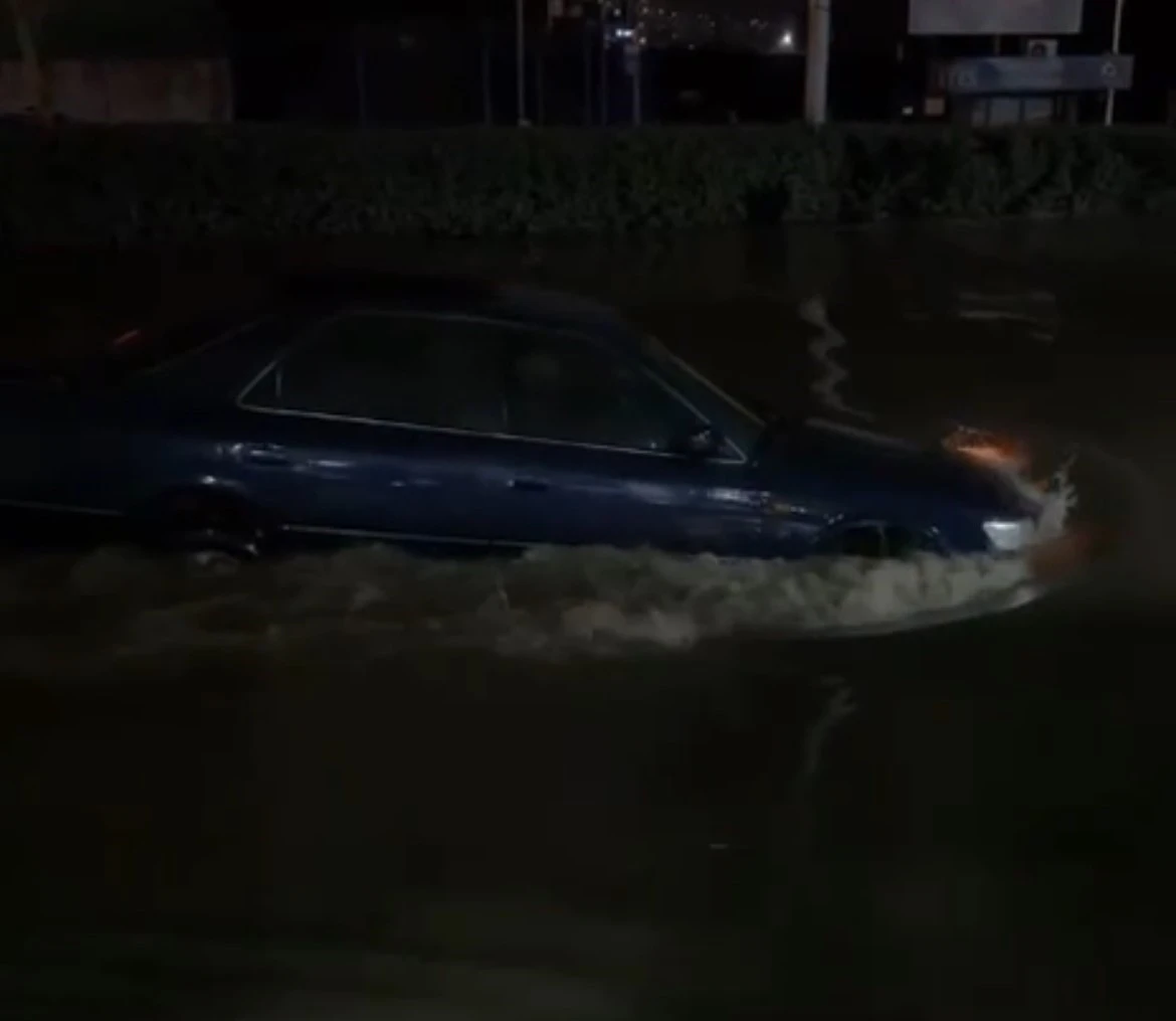 Sel sularında gemi gibi ilerledi
