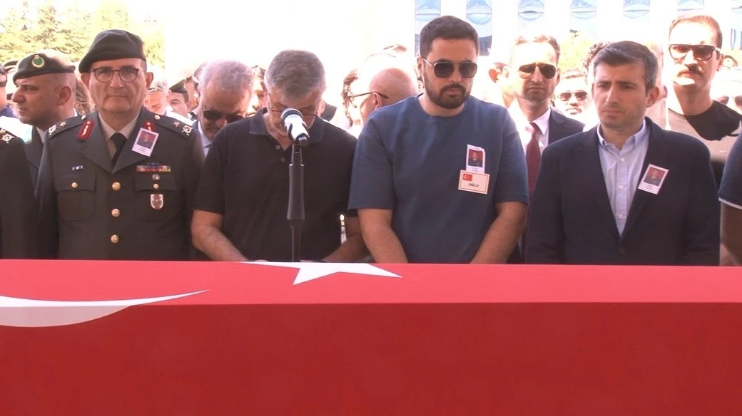 Selçuk Bayraktar, Baykar’ın eski İHA Sistem Koordinatörü Özen’i son yolculuğuna uğurladı
