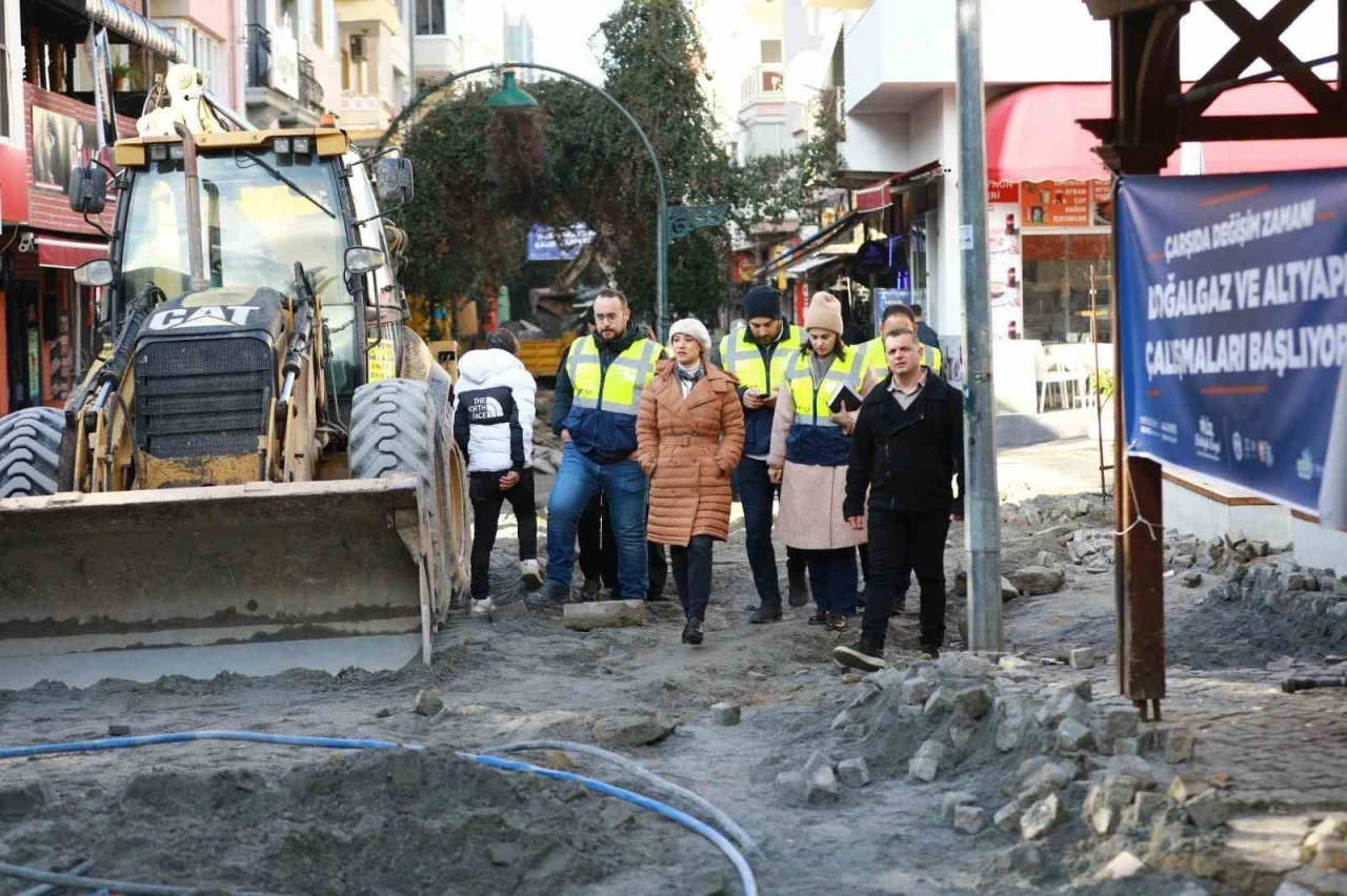 Selçuk’ta çarşı içi çalışmalar hız kesmeden devam ediyor
