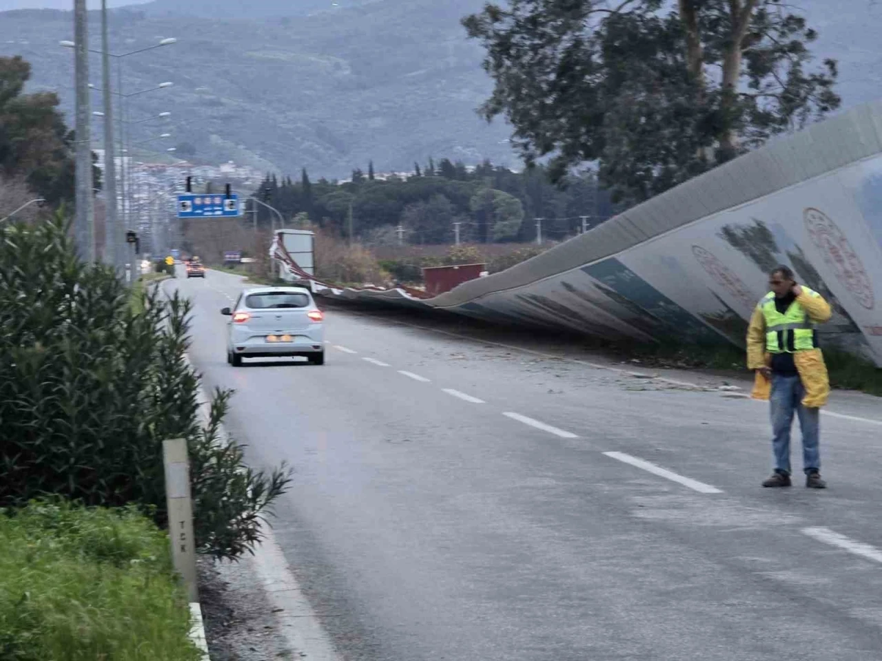 Sel&ccedil;uk&rsquo;ta fırtına yol kenarında dev panoları yola savurdu
