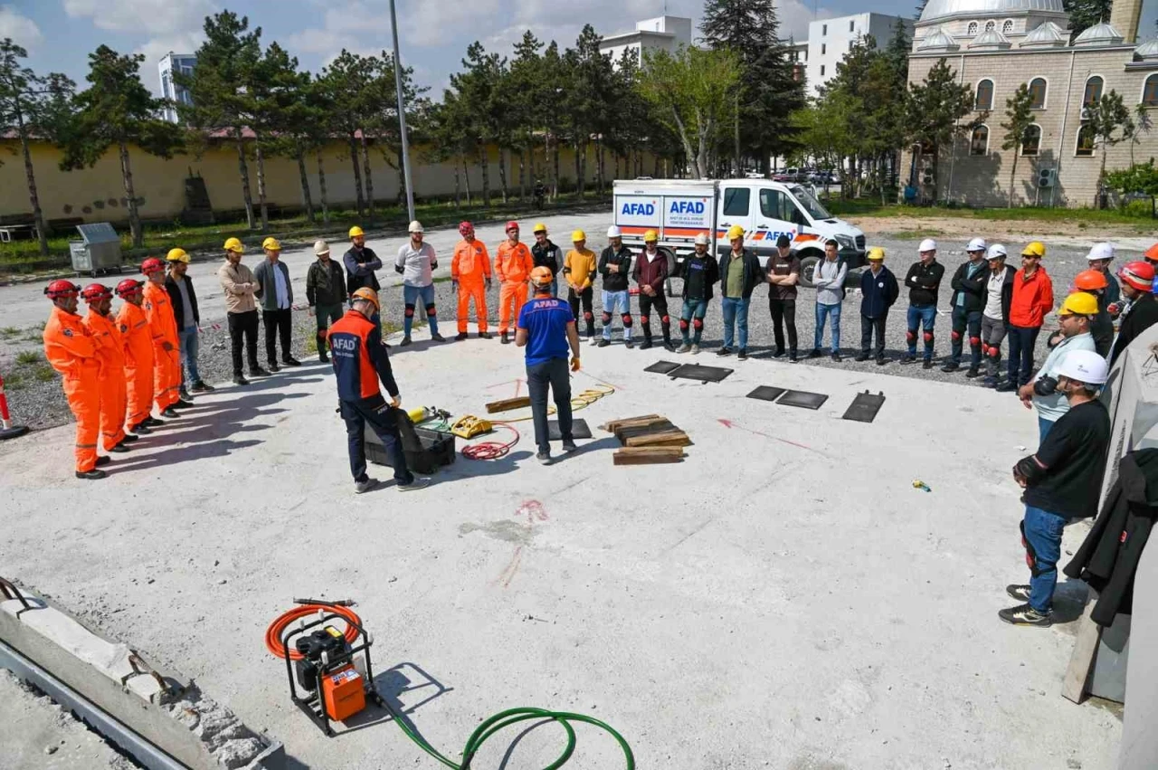 Selçuklu Belediyesi personeli afetlere hazırlanıyor
