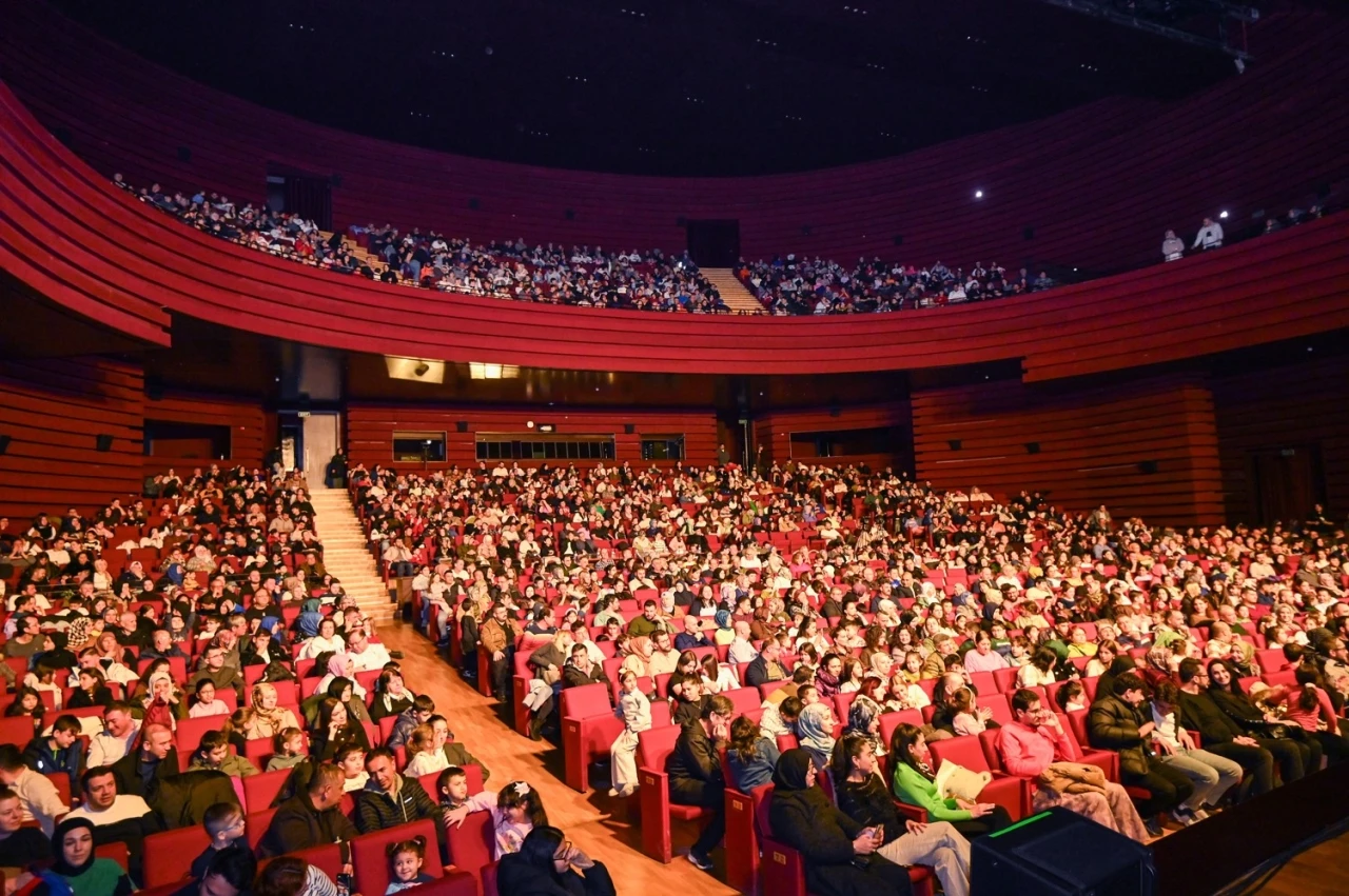 Sel&ccedil;uklu Belediyesi Sanat Akademisi &Ccedil;ocuk Tiyatro Topluluğundan eğlence dolu tiyatro g&ouml;sterisi
