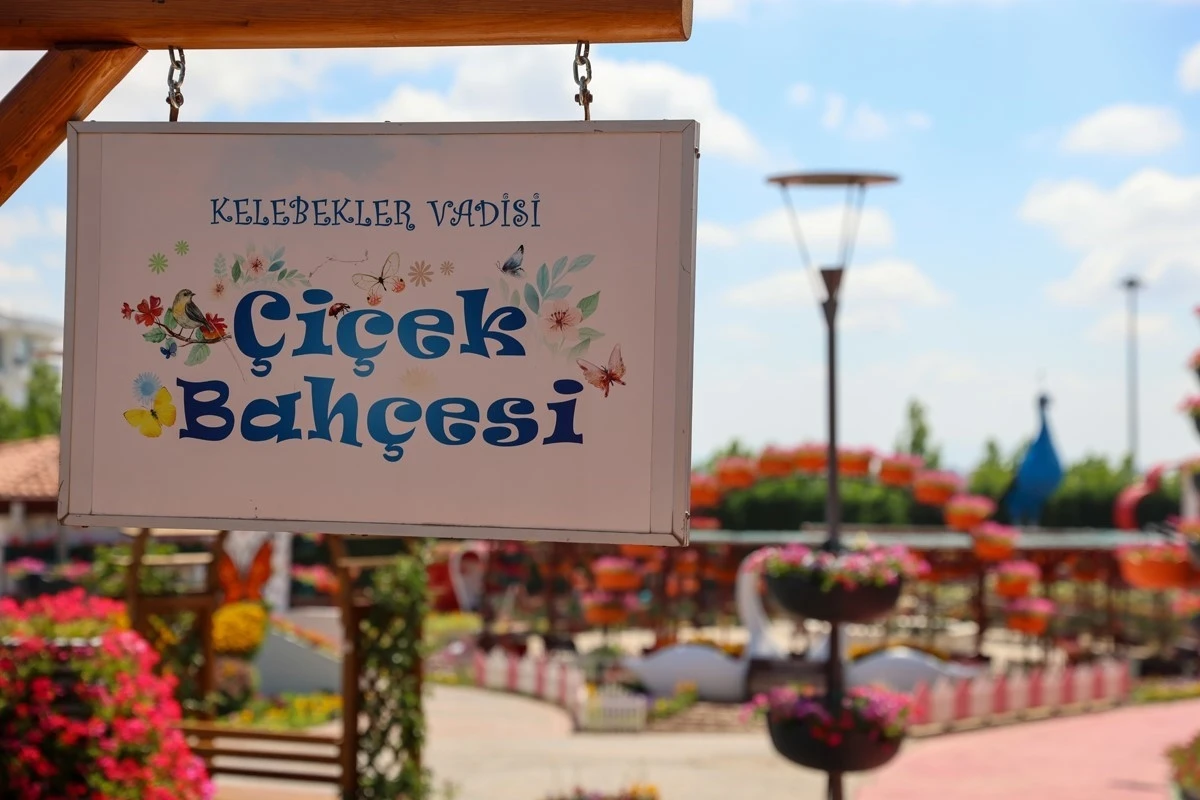 Sel&ccedil;uklu &Ccedil;i&ccedil;ek Bah&ccedil;esi kapılarını ziyaret&ccedil;ilerine a&ccedil;tı
