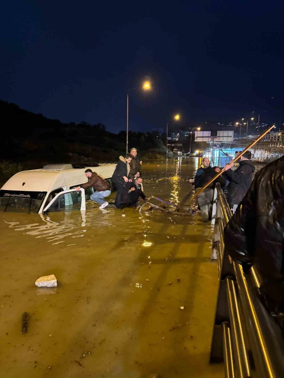 Sele kapılan minib&uuml;ste can pazarı
