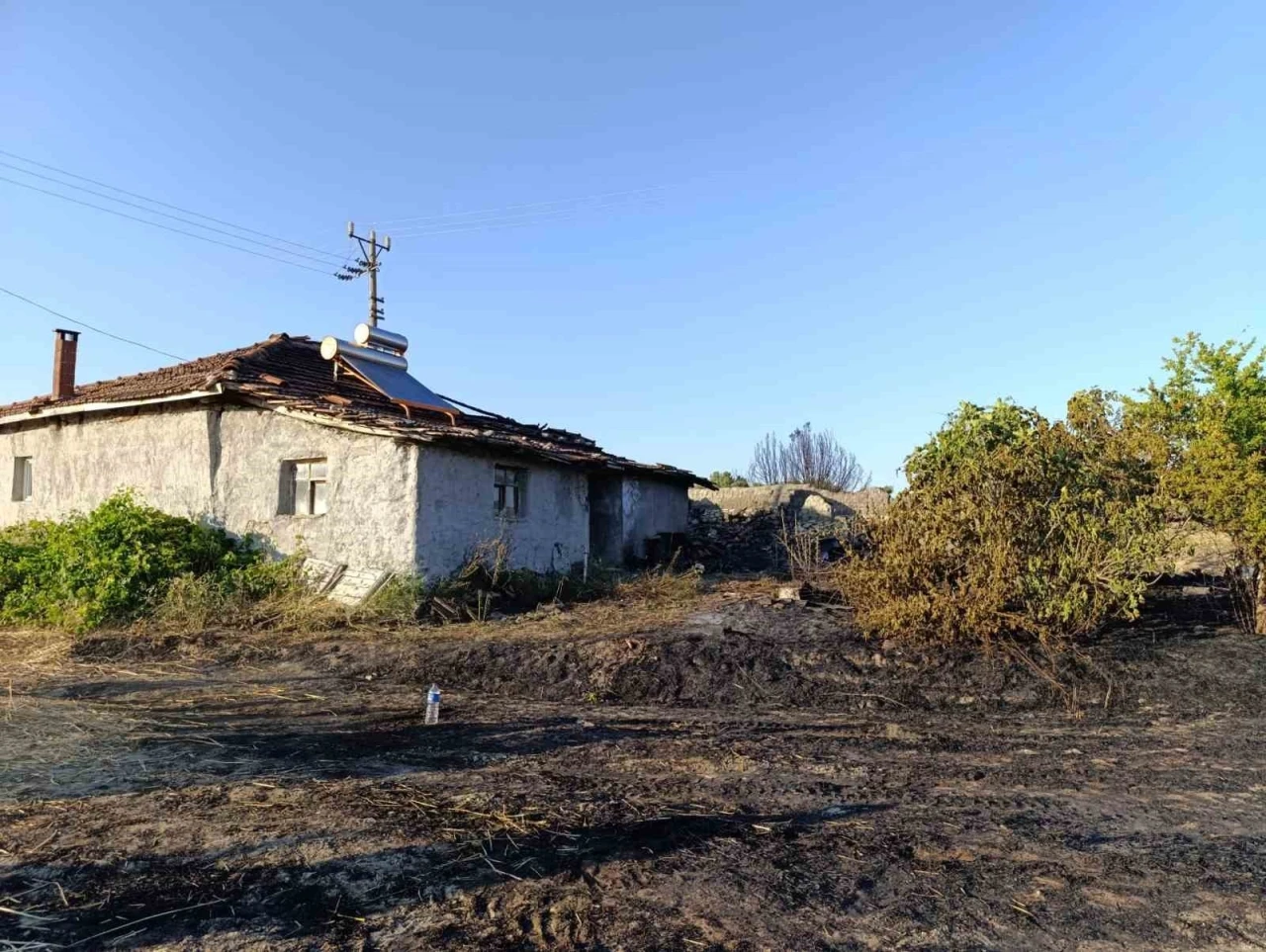 Selendi&rsquo;de bir ev ve 2 dekarlık arazi alevlere teslim oldu
