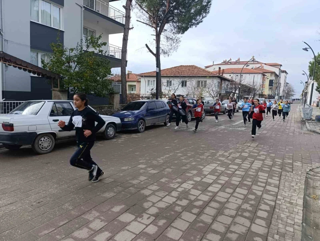 Selendi&rsquo;de kros yarışı nefes kesti
