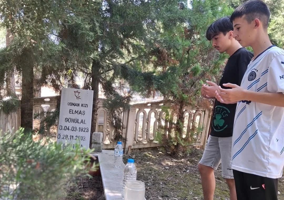 Selendi’de mezarlıklara ziyaretçi akını
