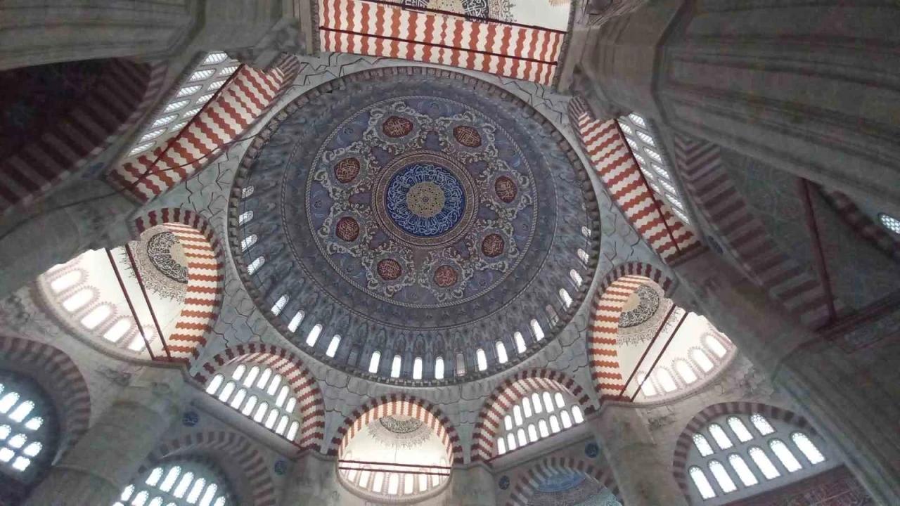 Selimiye Camii&rsquo;nde tartışma konusu olan kubbe yazıları uzun bir aradan sonra ilk kez g&ouml;r&uuml;nt&uuml;lendi

