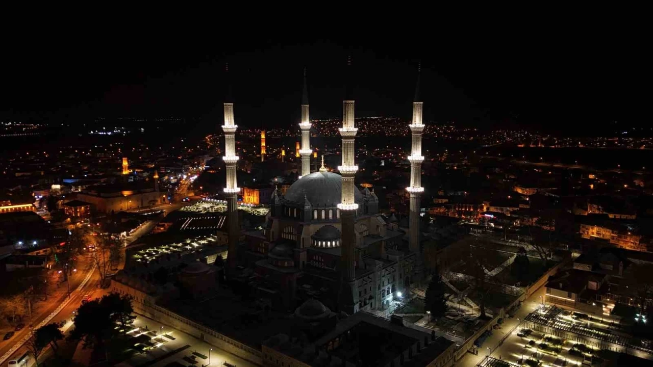 Selimiye Camii&rsquo;nin ışıkları yıllar sonra yeniden yandı
