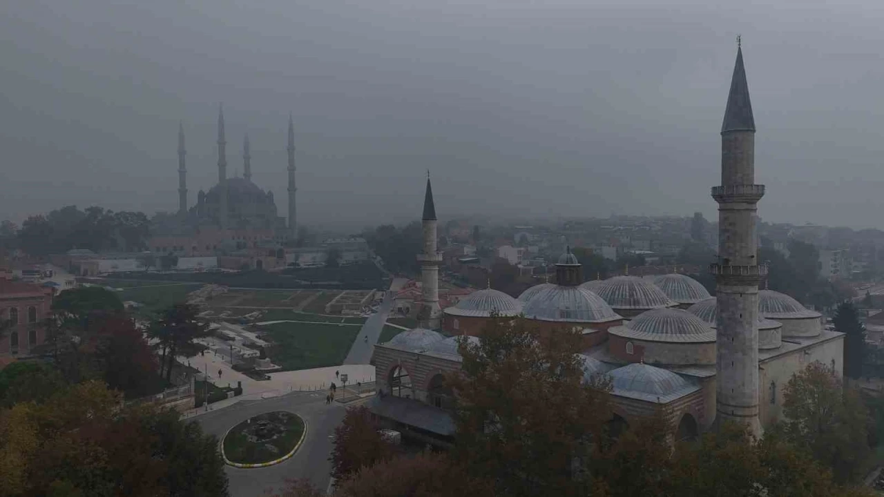 Selimiye Camisi sis bulutları arasında kayboldu
