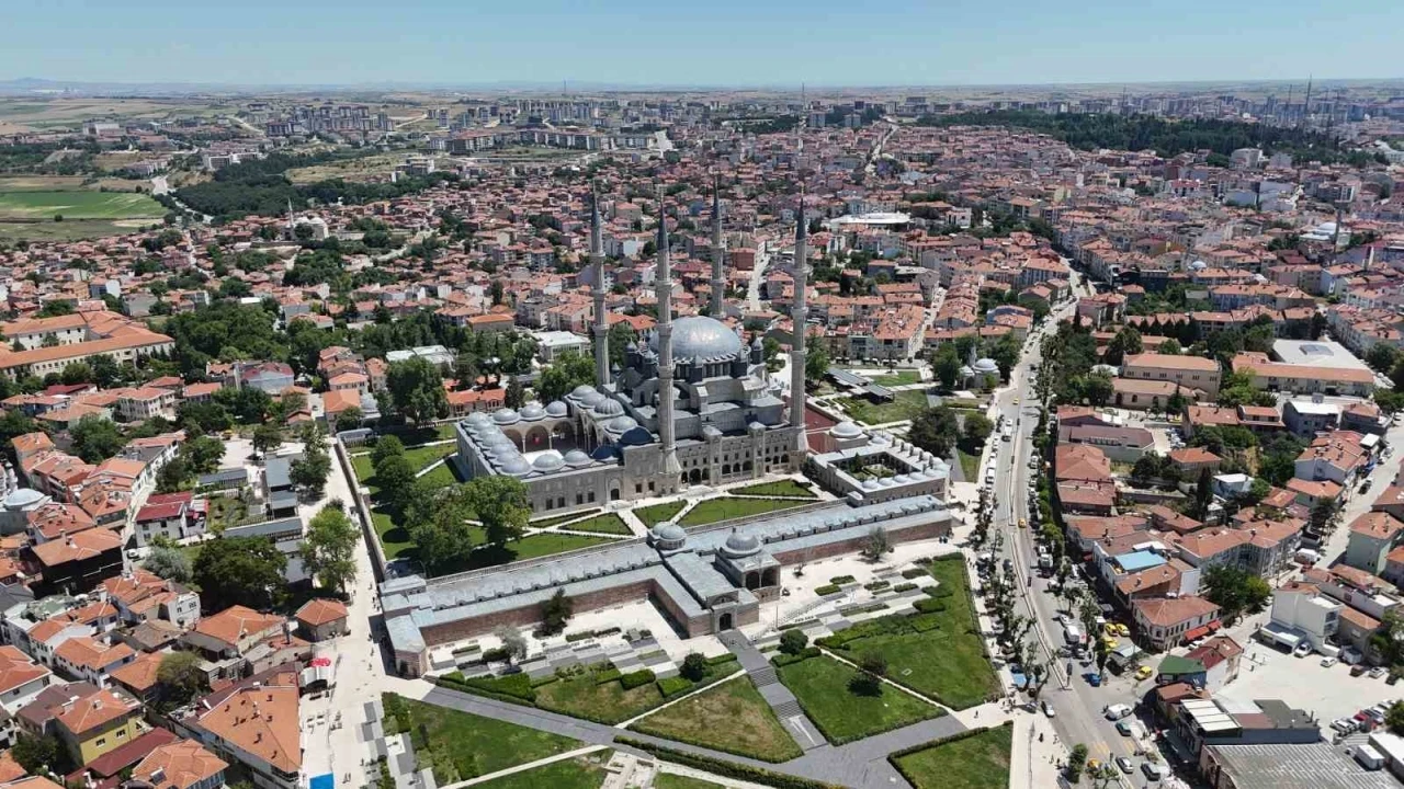 Selimiye&rsquo;de tarihi g&uuml;n: Cumhurbaşkanı Erdoğan&rsquo;a Edirne&rsquo;de b&uuml;y&uuml;k sevgi seli
