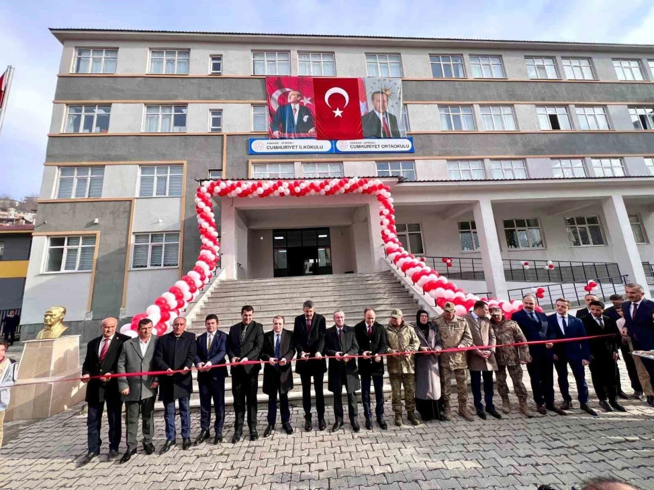 Şemdinli&rsquo;de 24 sınıflı okul ile aile sağlığı merkezi a&ccedil;ıldı
