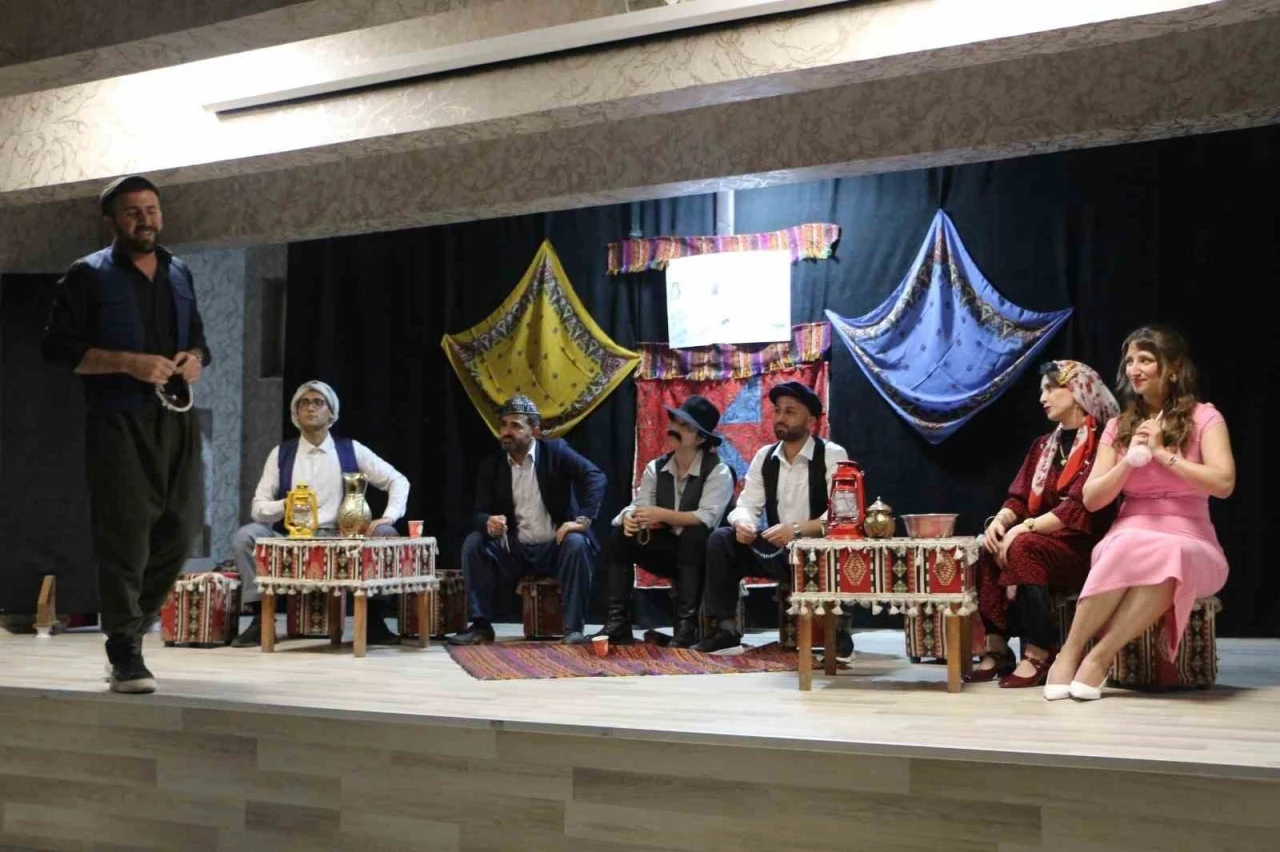 Şemdinli’de ’Komşu Köyün Delisi&quot; tiyatro oyunu sahnelendi
