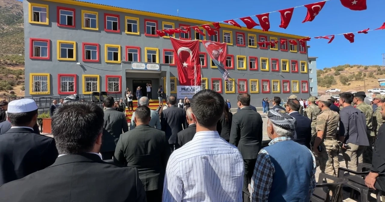 Şemdinli’de onarılan okul, öğrencilerine kapılarını açtı
