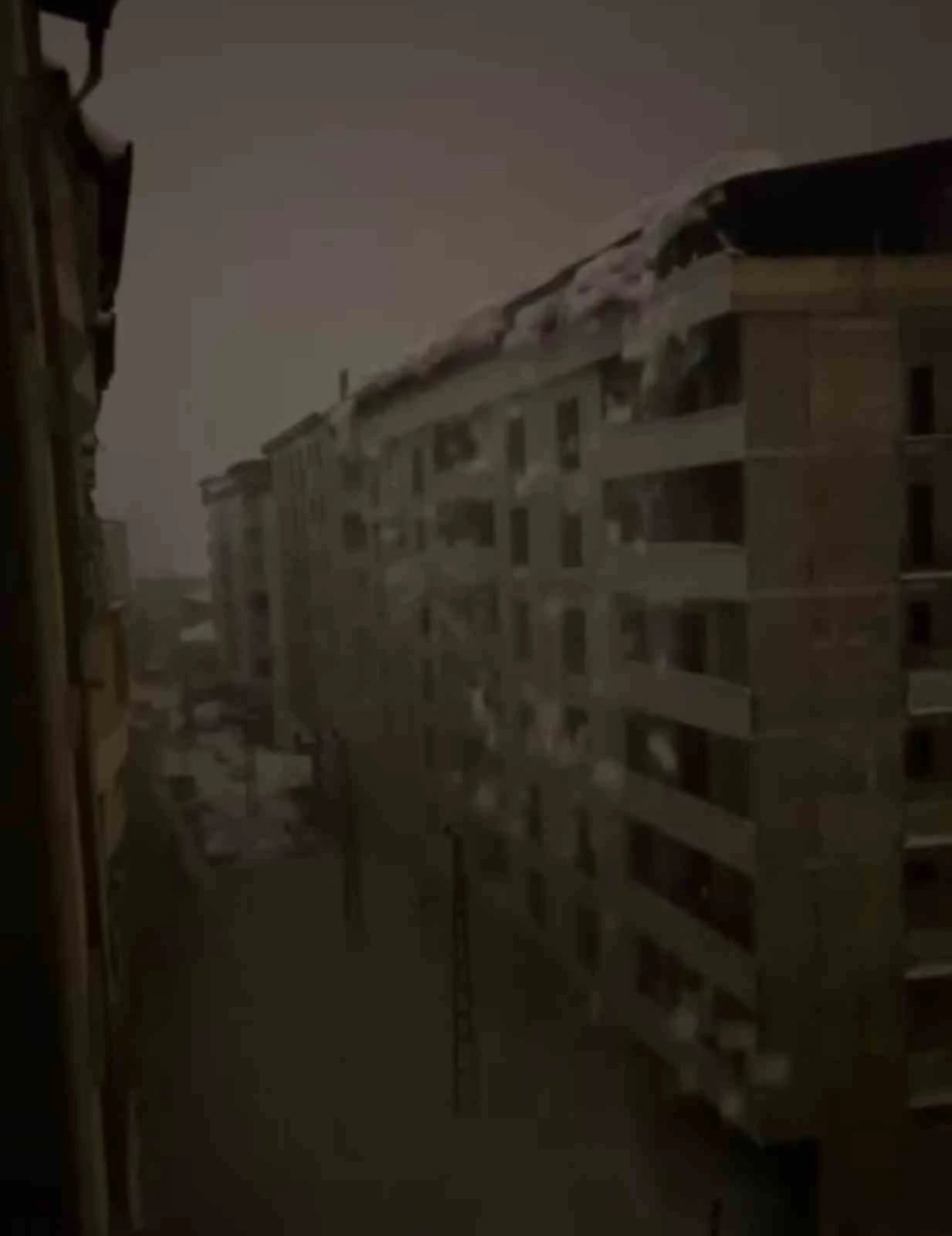 Şemdinli&rsquo;de tonlarca ağırlıktaki kar k&uuml;tlesi elektrik direklerini devirdi
