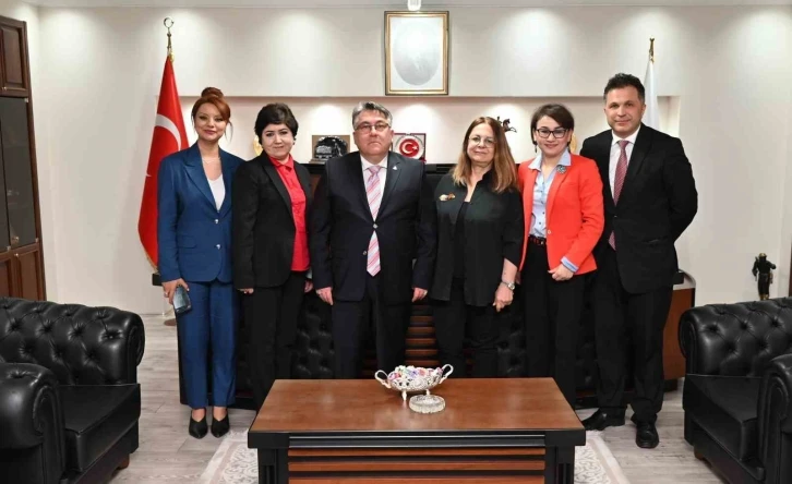 Sempozyum katılımcılarından Rekt&ouml;r &Ouml;z&ouml;l&ccedil;er&rsquo;e ziyaret
