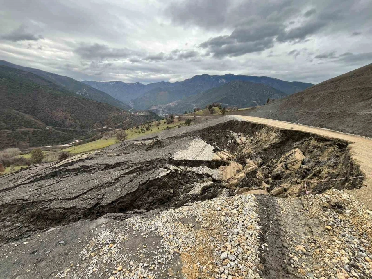 Şenler K&ouml;y&uuml; yolu heyelan nedeniyle ulaşıma kapandı
