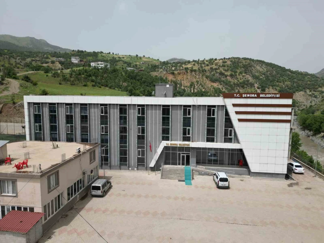 Şenoba belde belediyesi toprak yolları kilitli parke taşları ile döşüyor
