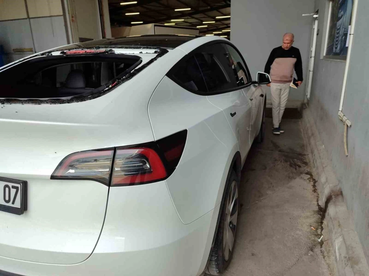 Serik’te dolu yağışı lüks otomobilin camlarını kırdı
