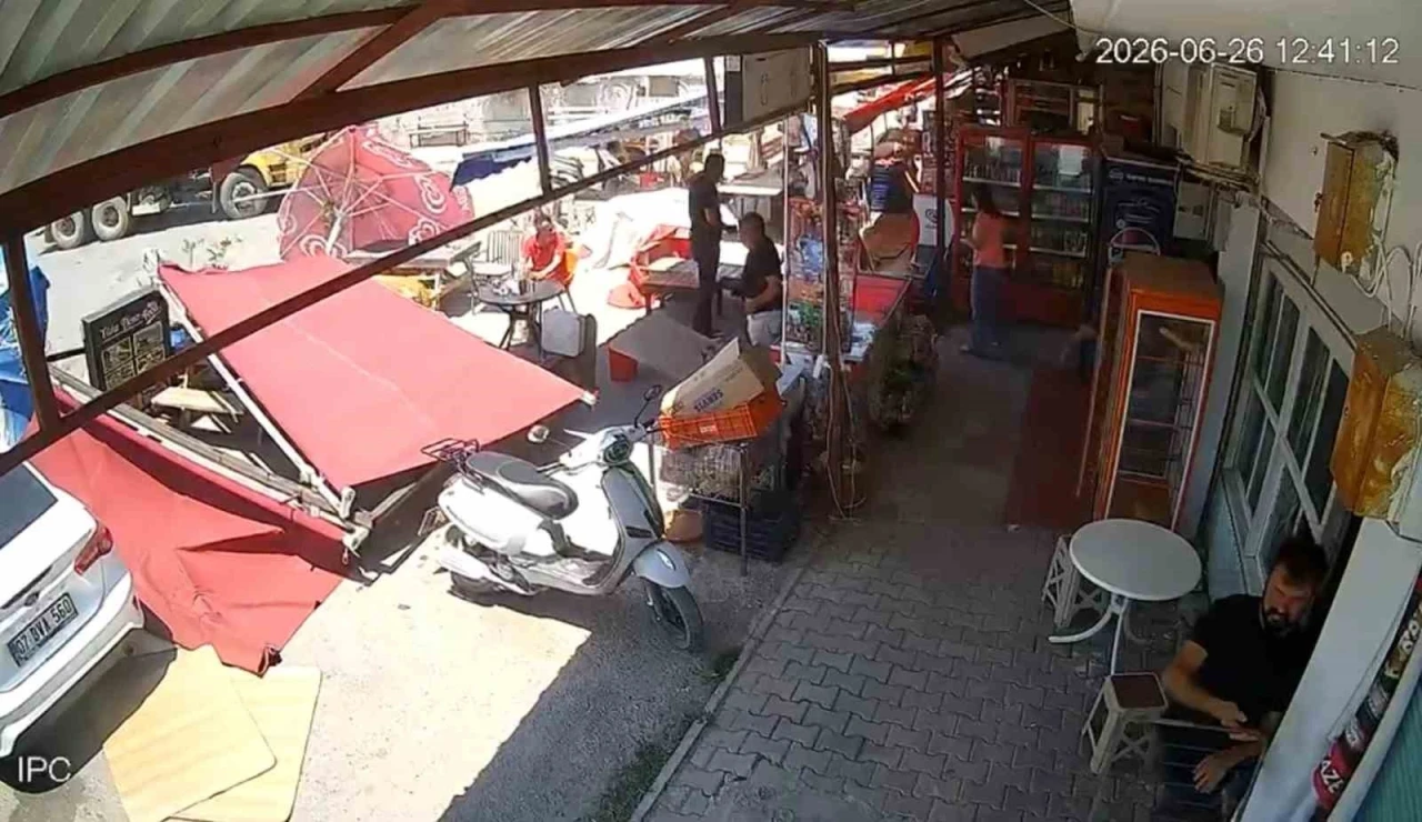Serik&rsquo;te hortum paniği: &Uuml;zerine tente devrilen vatandaşın yardımına &ccedil;evredekiler yetişti

