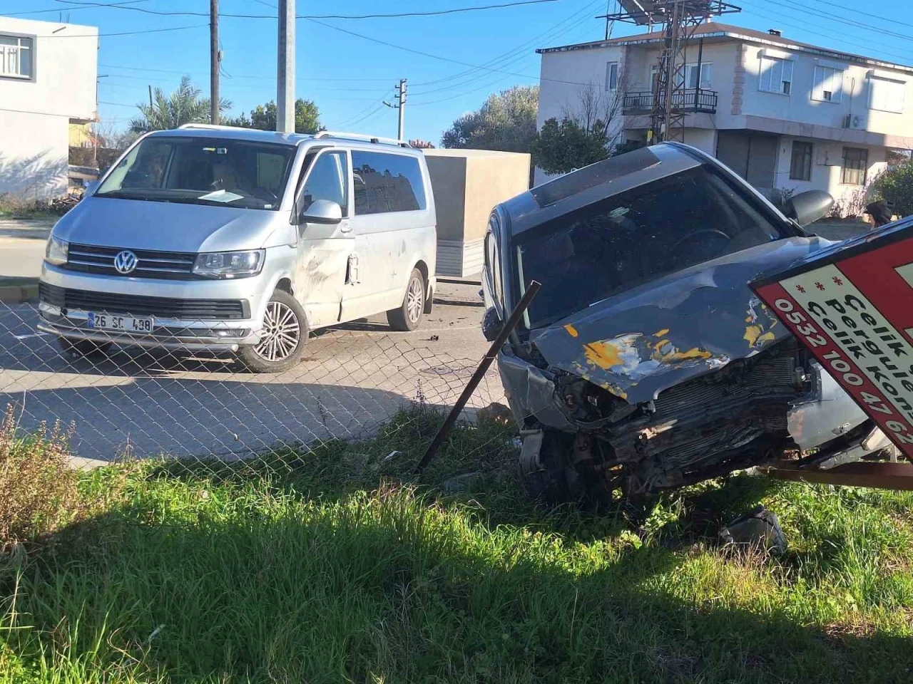 Serik&rsquo;te otomobil ile minib&uuml;s &ccedil;arpıştı: 1 yaralı
