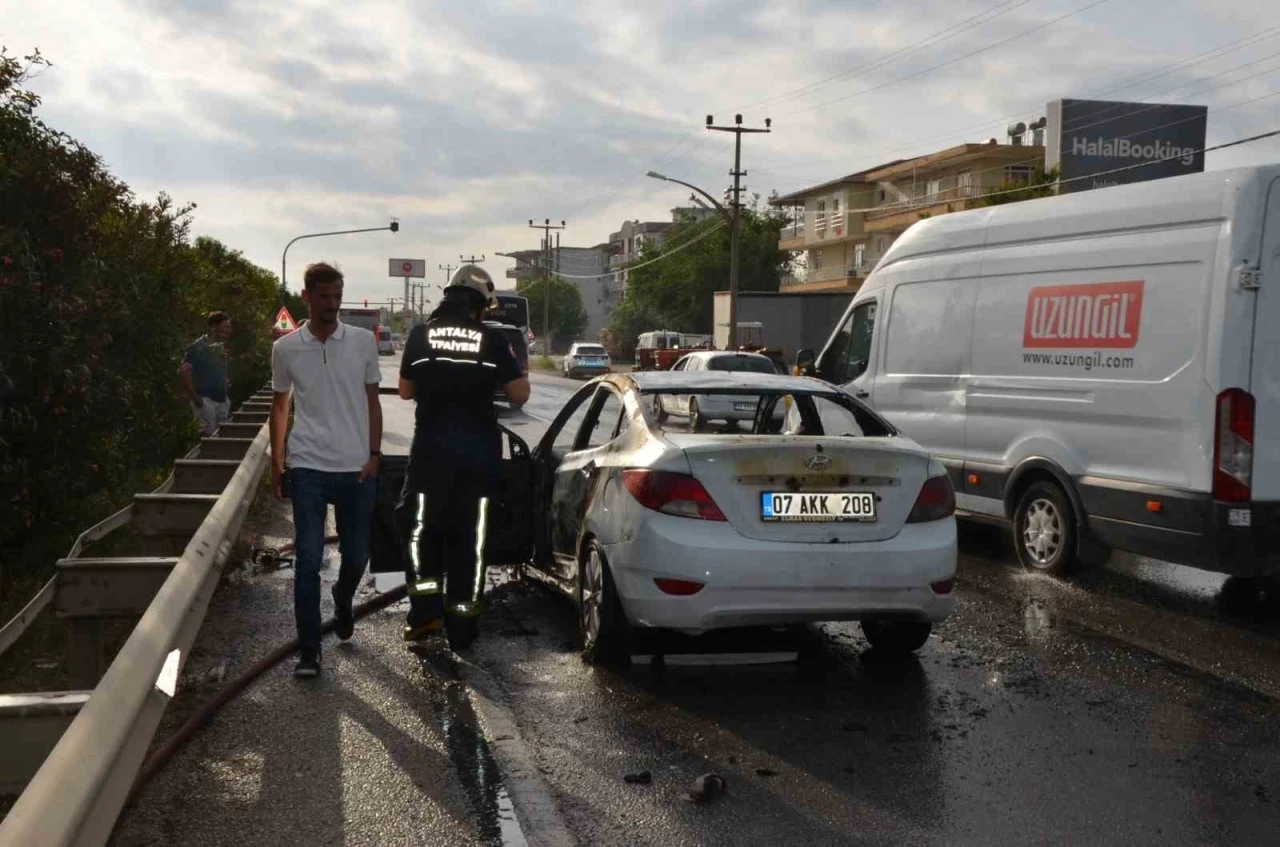 Serik’te seyir halindeki otomobil alev alev yandı
