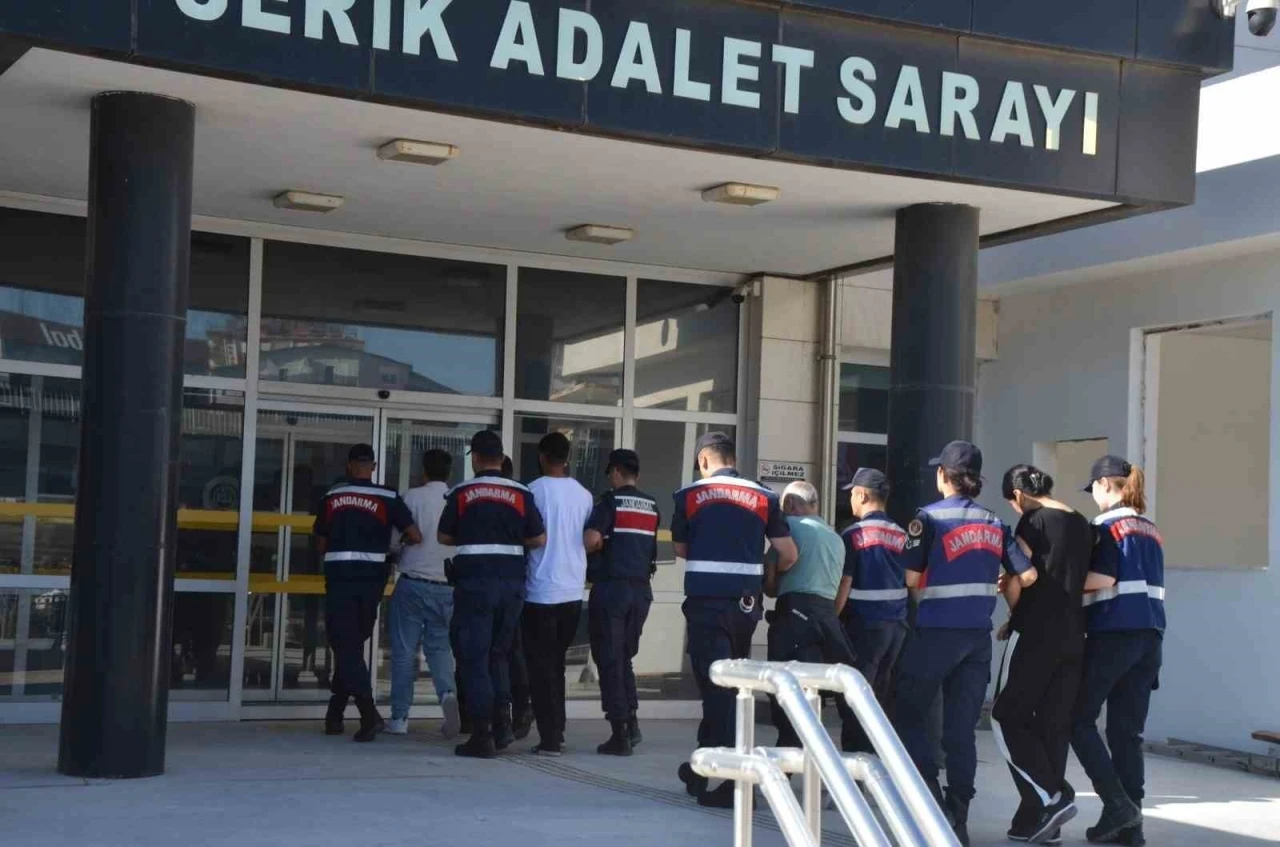 Serik&rsquo;teki sosyal medya dolandırıcılığı operasyonunda 4 ş&uuml;pheliden 3&rsquo;&uuml; tutuklandı
