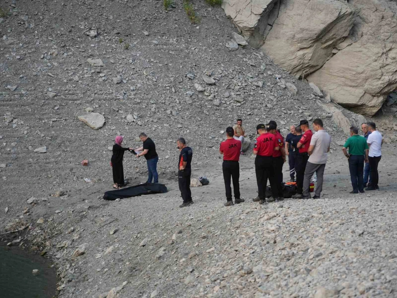 Serinlemek için baraj gölüne giren çocuk boğuldu

