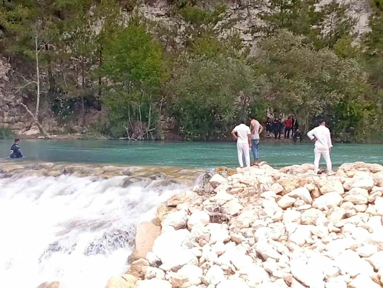 Serinlemek i&ccedil;in girdiği &ccedil;ayda kaybolan gen&ccedil; i&ccedil;in arama &ccedil;alışmaları başlatıldı
