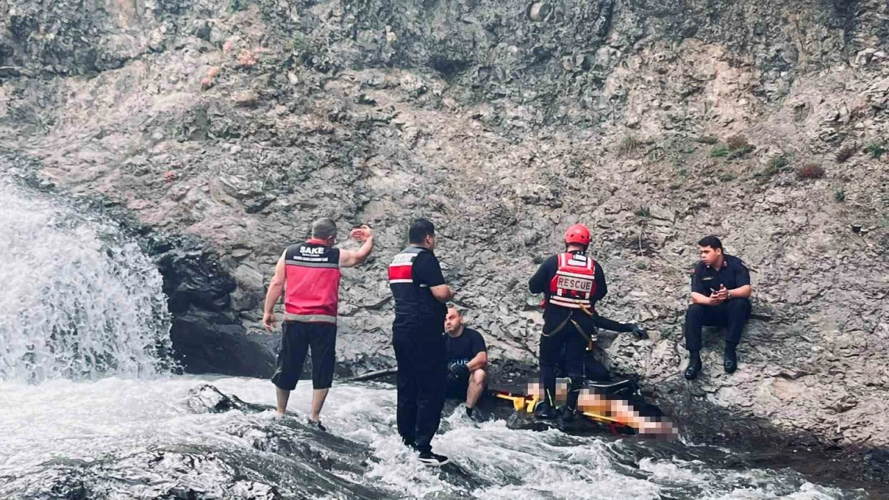 Serinlemek i&ccedil;in girdiği derede akıntıya kapılan gencin cansız bedenine ulaşıldı
