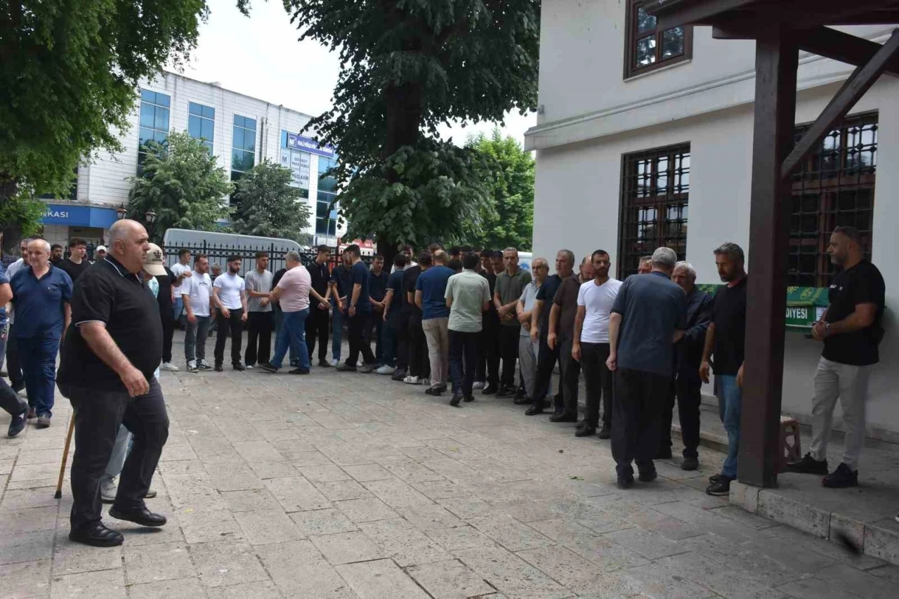 Serinlemek i&ccedil;in girdiği derede boğulan gen&ccedil; son yolcuğuna uğurlandı
