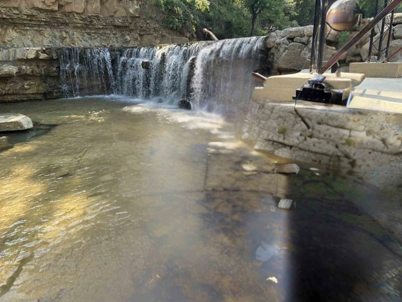 Serinlemek için girdiği parktaki suda hayatını kaybetti
