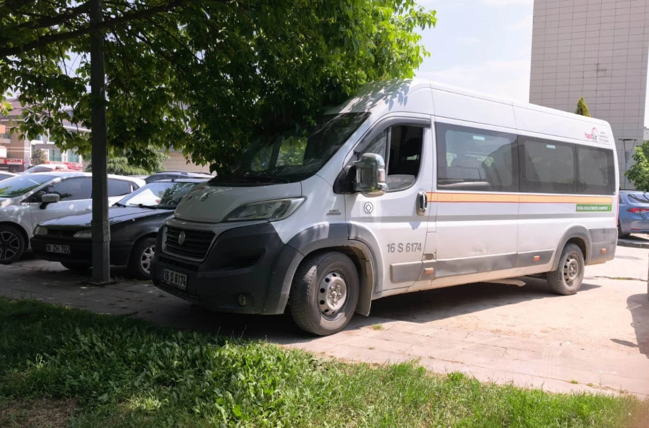 Servis aracının &ccedil;arptığı yaşlı adam yaralandı

