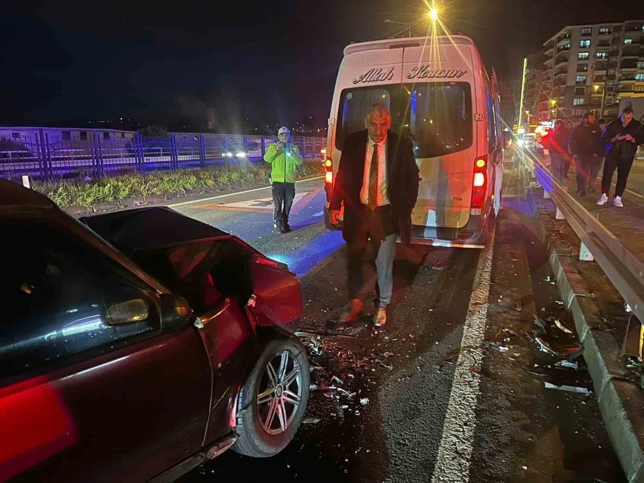 Servis minib&uuml;s&uuml; ile Tofaş otomobil &ccedil;arpıştı: 1 yaralı
