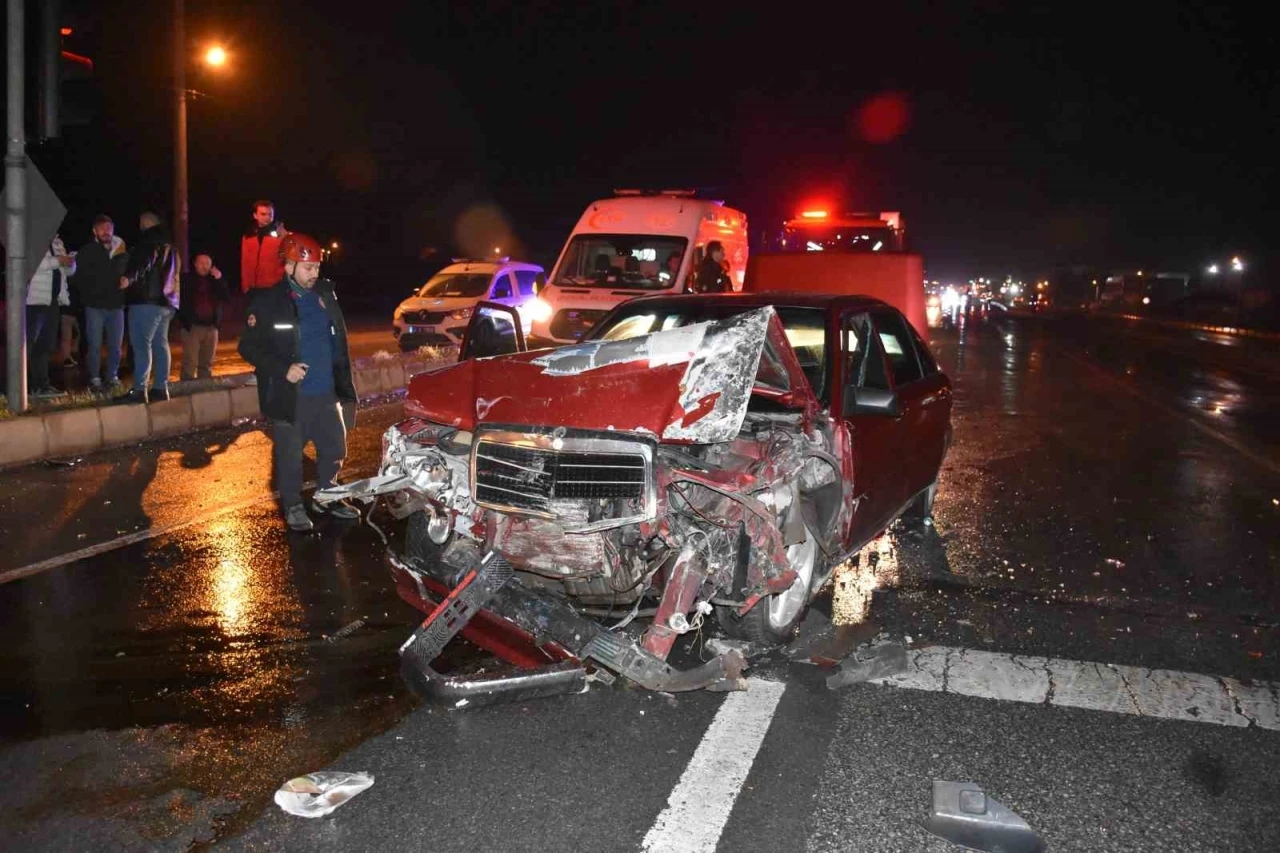 Servis minib&uuml;s&uuml;yle &ccedil;arpışan otomobil s&uuml;r&uuml;c&uuml;s&uuml; ka&ccedil;tı: 2 yaralı
