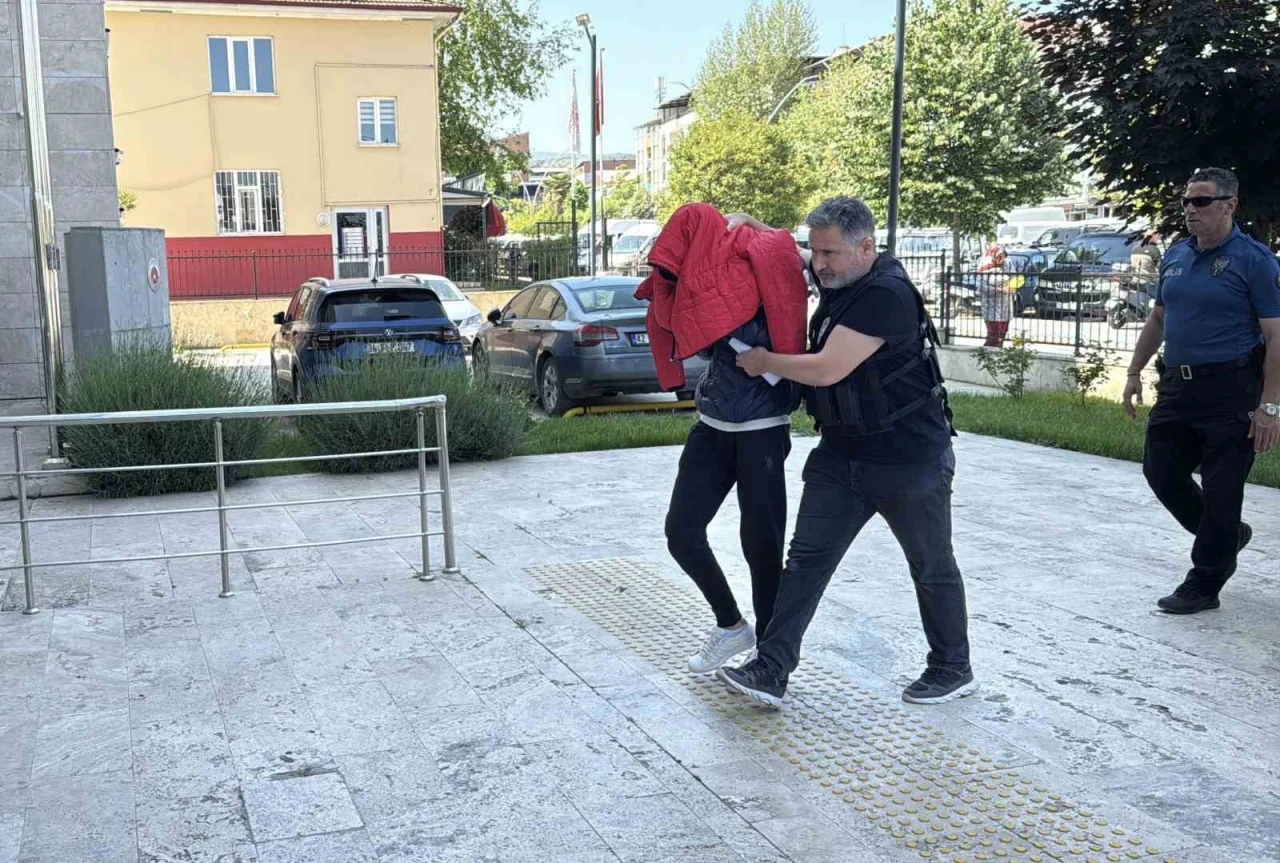 Ses sistemine gizledikleri 840 uyuşturucu hapla yakalandılar; yakınları görüntü alan gazetecileri tehdit etti

