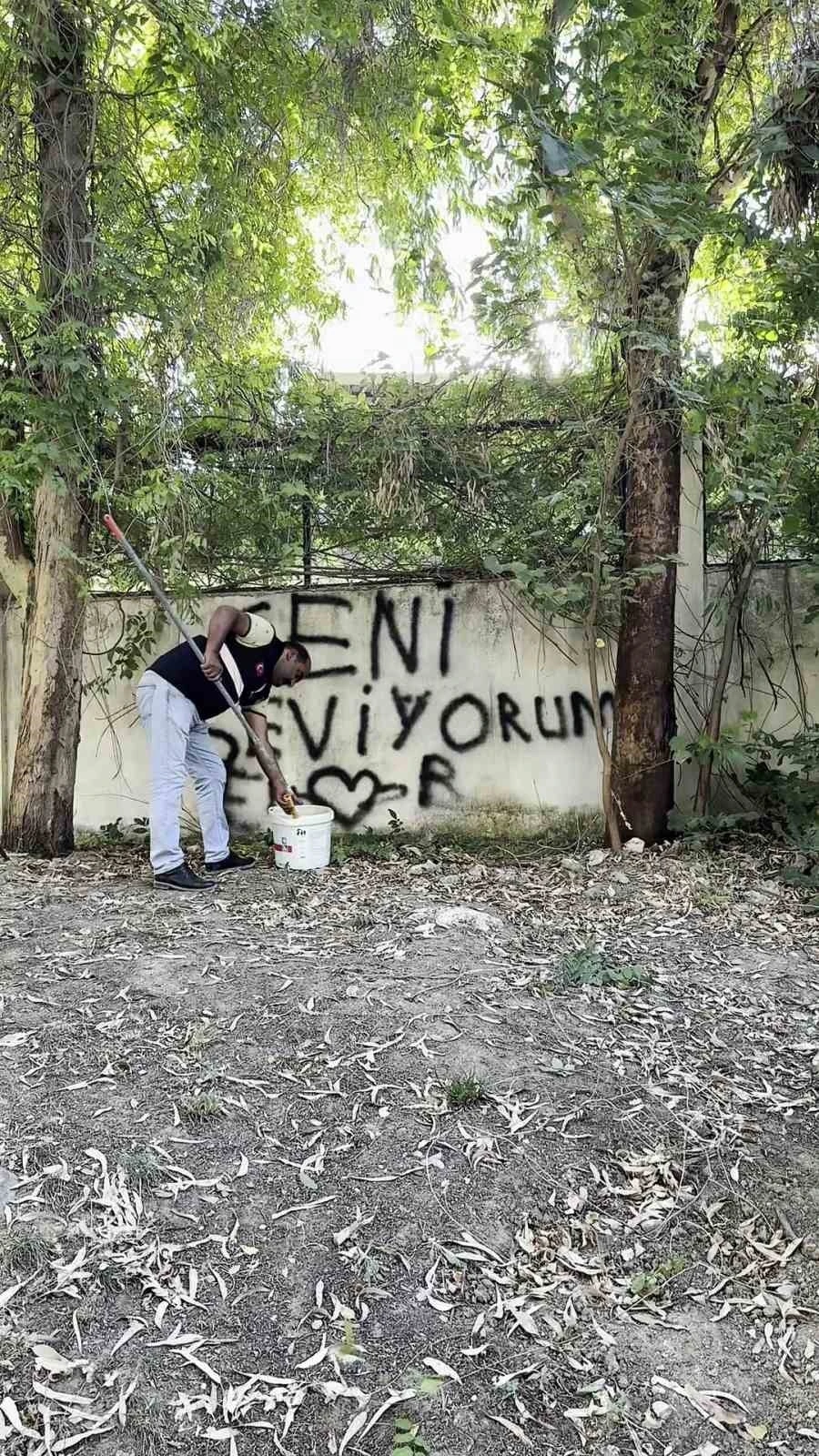 Sevdasını duvara yazan vatandaşa, belediye personelinin "Seviyorsan git konuş" mesajı tebessüm ettirdi