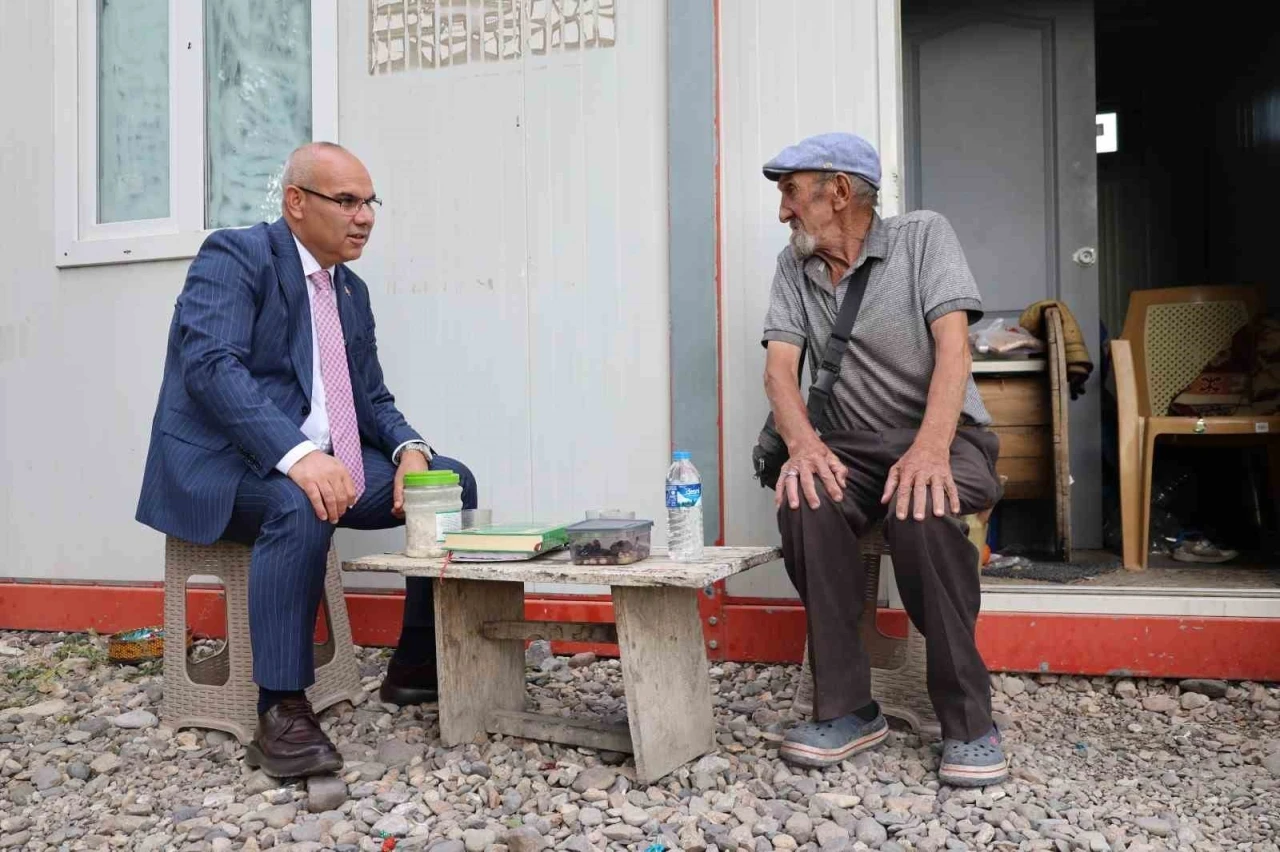 Sevdiğini 60 yıldır bekleyen &quot;Memiş Dayı&quot; Vali Koç’u duygulandırdı
