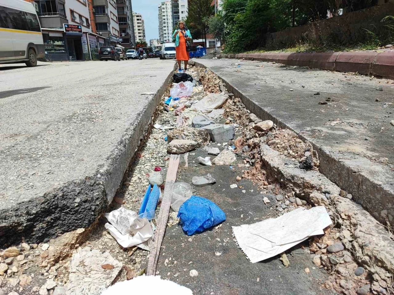 Seyhan Belediyesi yolu yapmadı, vatandaşla muhtar karşı karşıya geldi

