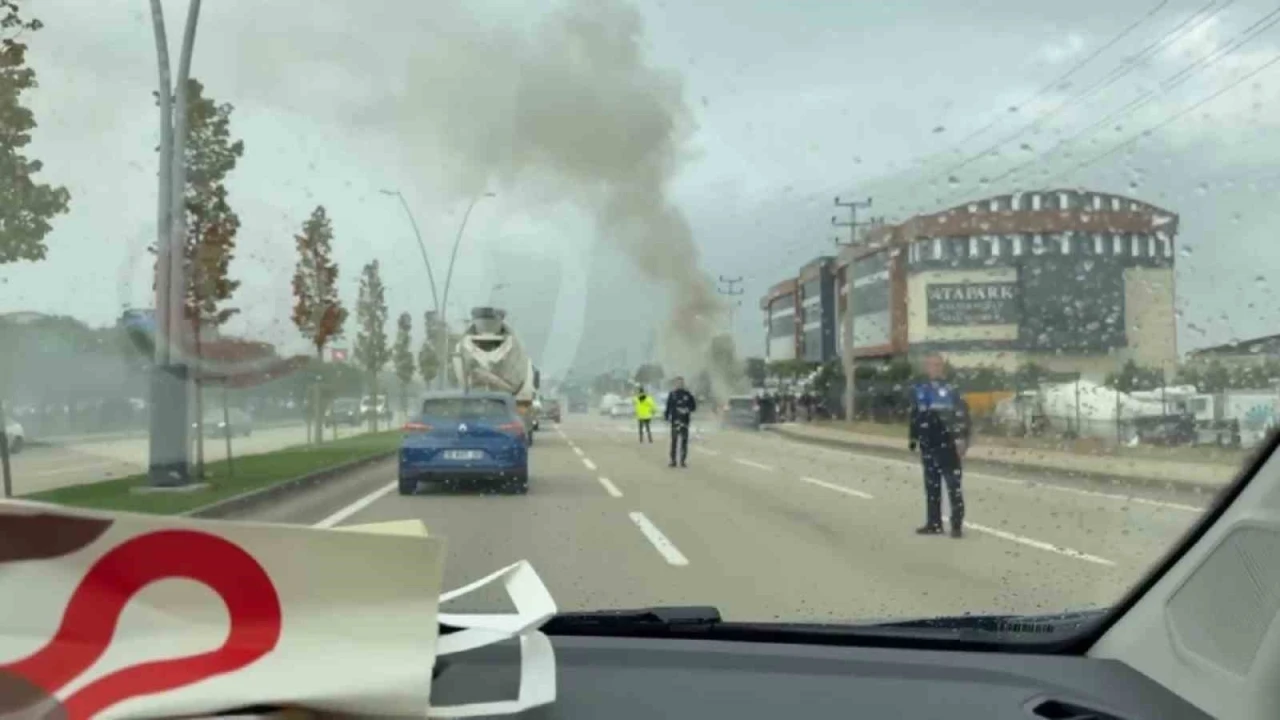 Seyir halinde alev alan otomobile polisler müdahale etti

