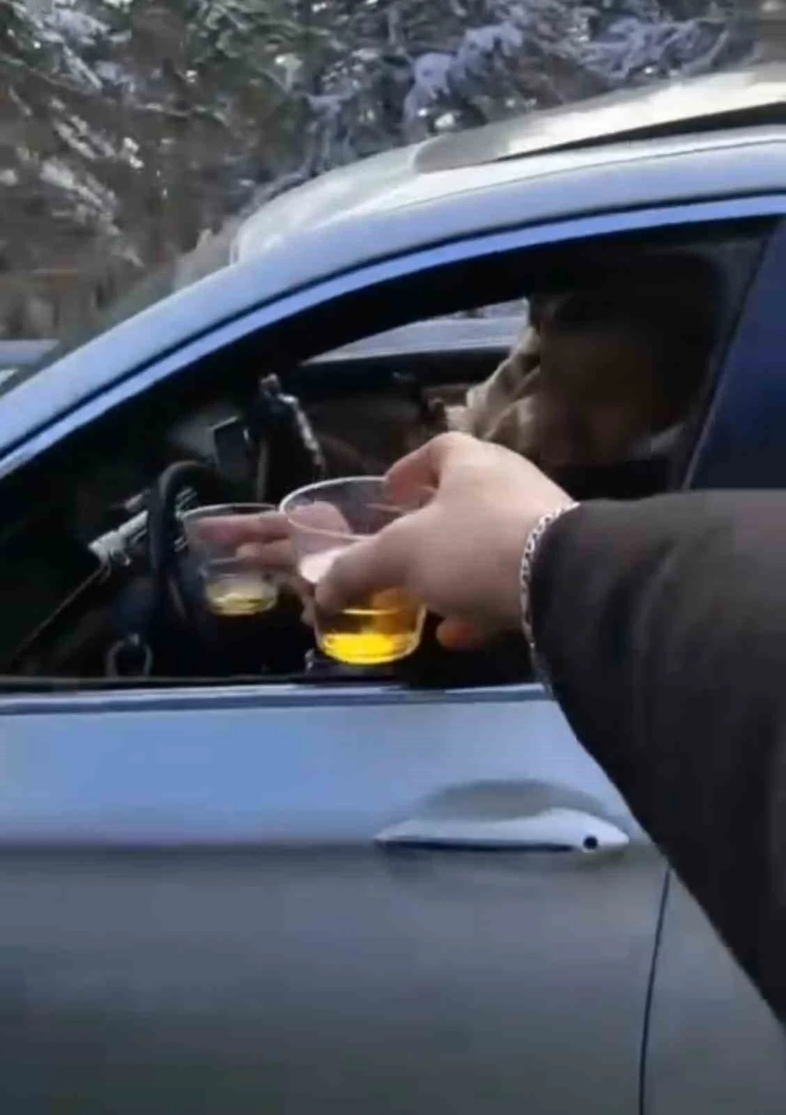 Seyir halinde alkol alıp kadeh tokuşturdu