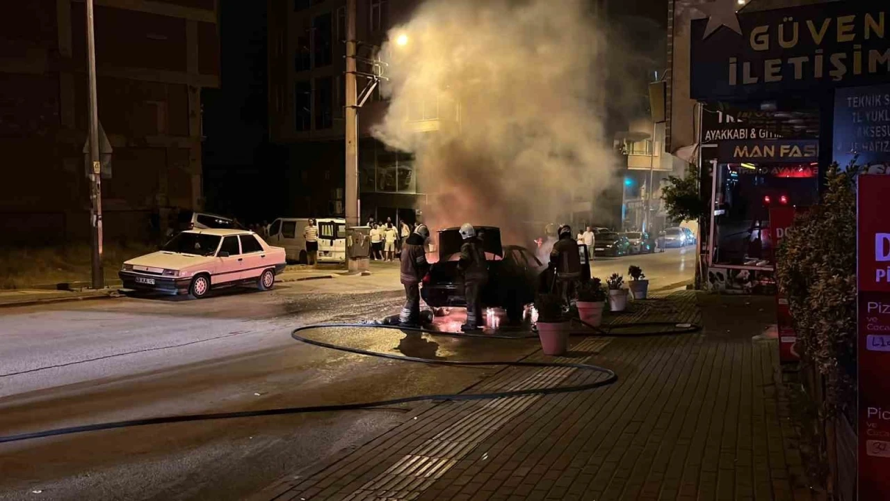 Seyir halindeki ara&ccedil; alevlere teslim oldu, sokak aydınlandı
