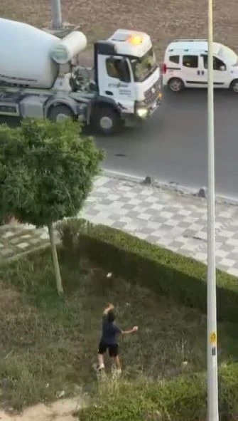 Seyir halindeki ara&ccedil;ları taşladılar
