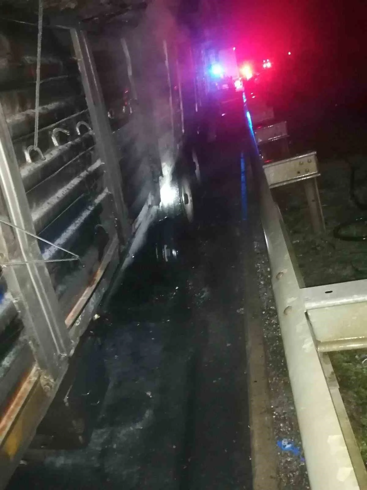 Seyir halindeki &ccedil;ekici alev aldı
