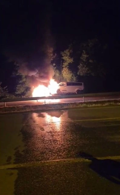 Seyir halindeki &ccedil;ekici alev aldı, &uuml;zerindeki kamyonet de yandı
