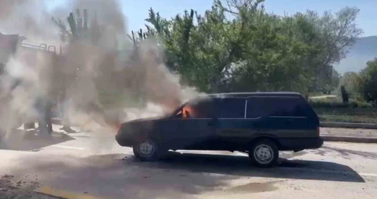Seyir halindeki Fiat Tofaş alev alev yandı

