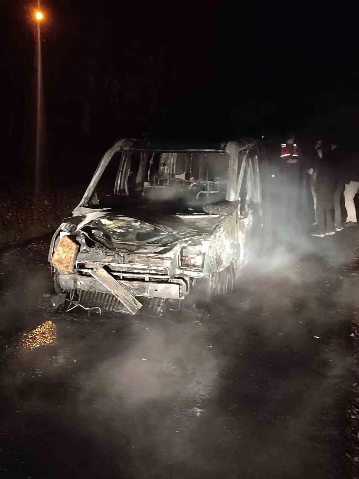 Seyir halindeki hafif ticari araç alev topuna döndü
